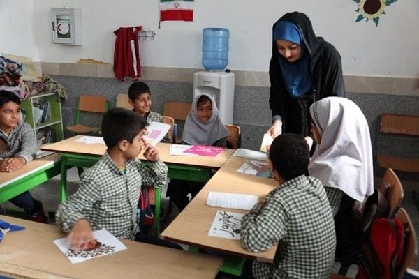 معلم خلاق به چالش‌های موجود در نظام آموزشی با ابتکار و خلاقیت پاسخ می‌دهد