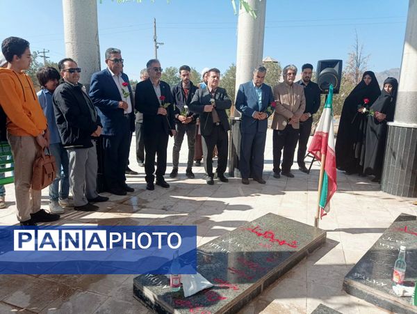 غبارروبی مزار شهدای گمنام دانشگاه آزاد اسلامی واحد کاشمر 