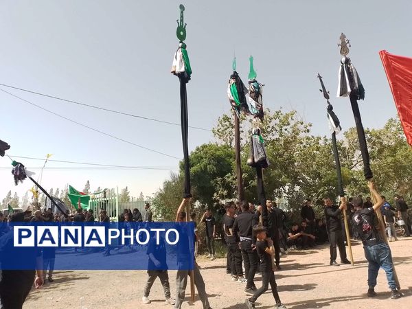 مراسم سینه زنی و علم گردانی اهالی روستای نقاب در امامزاده سید حسن روستای میرآباد