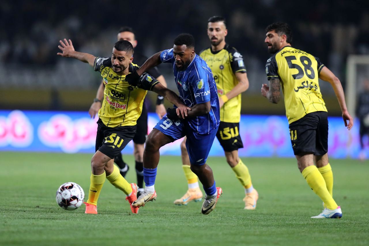 استقلال نوار پیروزی‌های سپاهان را قطع کرد/ الکلاسیکوی فوتبال ایران آبی شد+فیلم