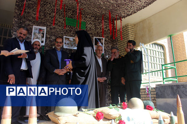 مراسم گرامیداشت هفته دفاع مقدس در دبیرستان شاهد رضویه قم