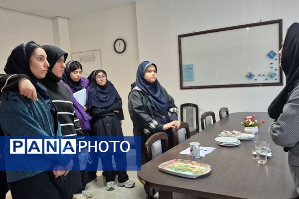  جلسات تمرین نمایش‌نامه‌خوانی در دبیرستان فرزانگان