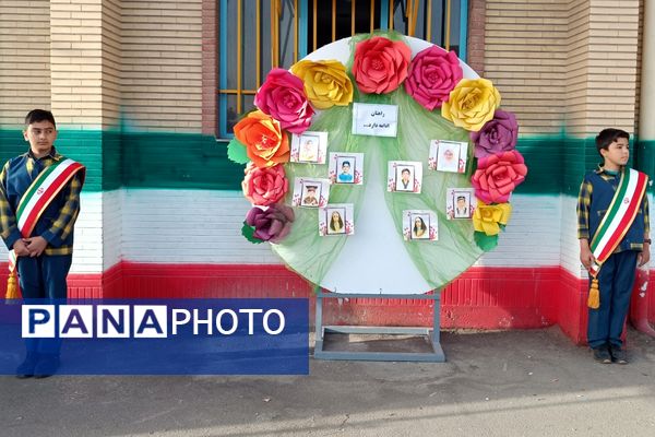 دانش‌آموزان دبستان معمارزاده در سیزده آبان
