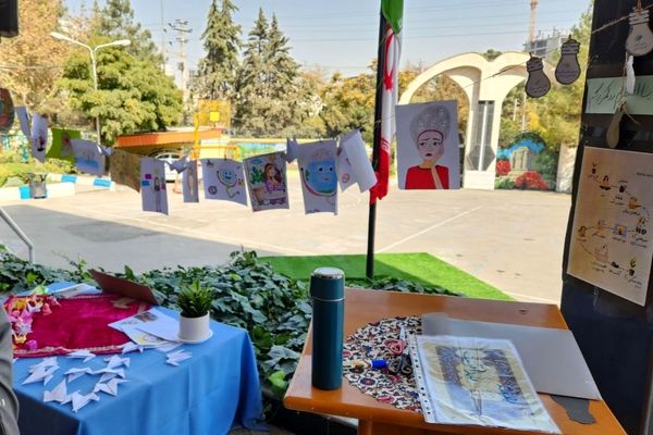 نمایشگاه ذهن‌های رنگی در دبیرستان دوره اول آرمینه مصلی نژاد