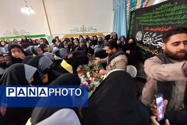 استقبال گرم دانش آموزان از پیکر شهید گمنام در دبیرستان امجدی یک ناحیه ۵ 