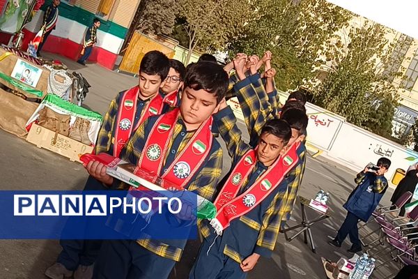 دانش‌آموزان دبستان معمارزاده در سیزده آبان