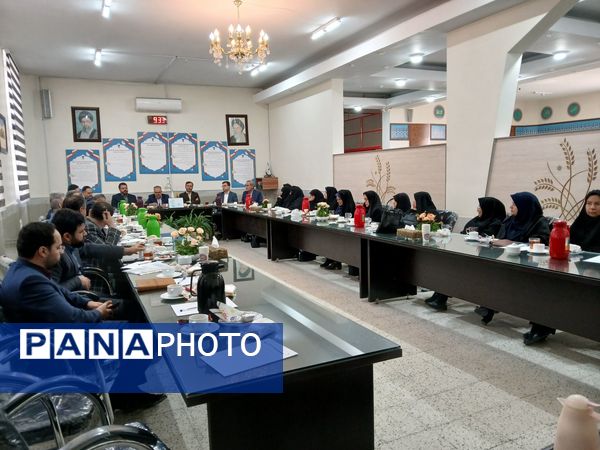  اولین نشست هم اندیشی مدیران متوسطه دوره دوم در دبیرستان مهشید مصلی نژاد