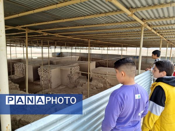بازدید دانش‌آموزان دبیرستان نمونه دولتی پژوهش آشخانه از محوطه تاریخی ریوی