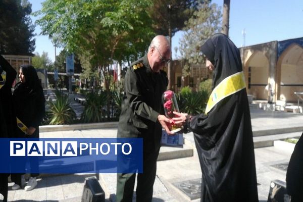 حضورپیشتازان دبیرستان شهید مجید دهنوی درگلزار شهدای بهشت فضل نیشابور