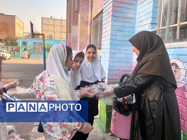 پاکسازی حیاط مدرسه و جمع‌آوری زباله‌ها توسط مدیر و معاونان و مربی و دانش‌آموزان