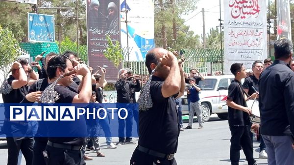 آیین زنجیر زنی در روز عاشورا