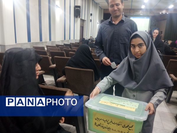 اولین جلسه انجمن اولیا و مربیان دبیرستان فرزانگان ۵ مشهد