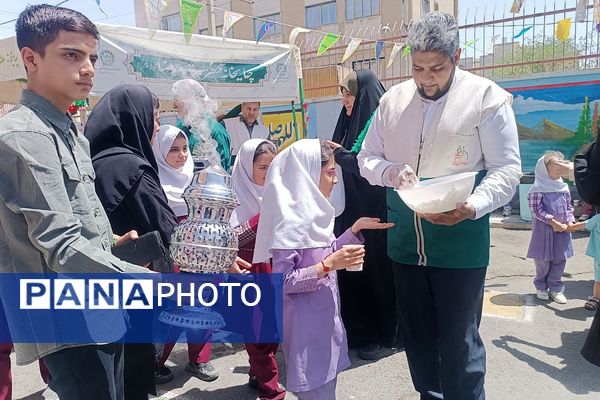 مراسم  پرچم گردانی  بارگاه حضرت علی بن موسی‌الرضا (ع) در مدرسه باهنر ملارد به مناسبت دهه کرامت