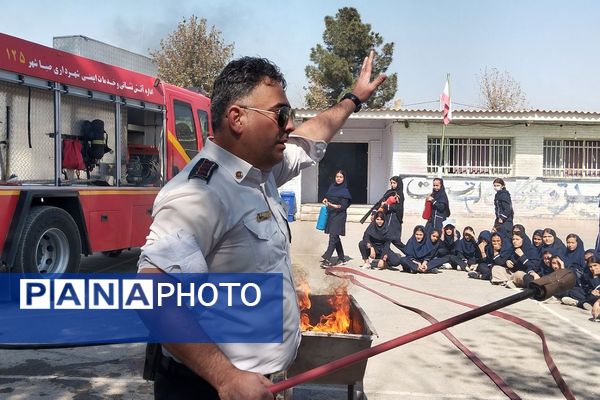 آموزش اصول اولیه آتش‌نشانی در مدرسه زکیه صباشهر