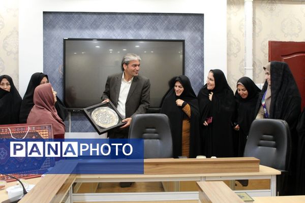 جلسه هم‌اندیشی بانوان اداری نیشابور با مدیر آموزش و پرورش 