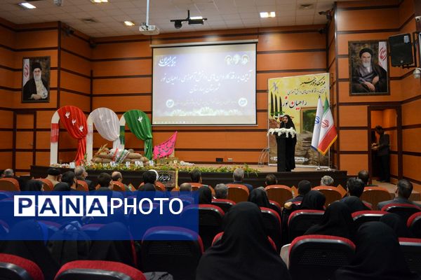 بدرقه دانش‌آموزان بهارستانی به راهیان‌نور