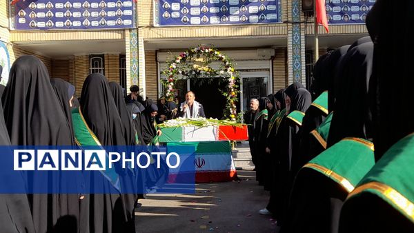 حال‌وهوای معنوی دانش‌آموزان در استقبال از پیکر شهید ۲۳ ساله در مدرسه شهید عصمت ناحیه 3 کرج 