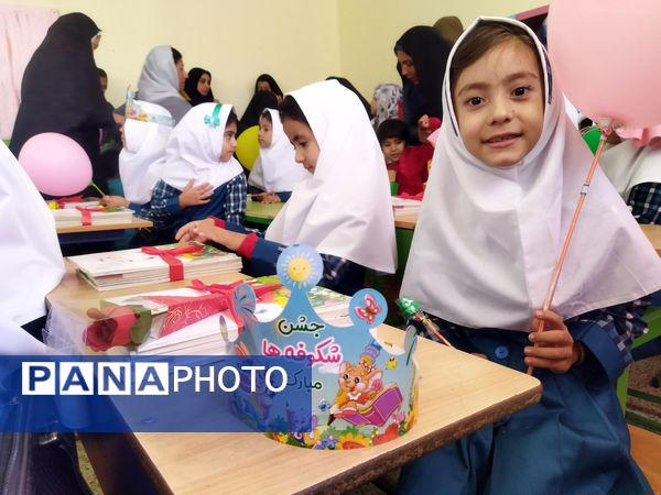 جشن شکوفه‌ها کلاس اولی در شهرستان راز