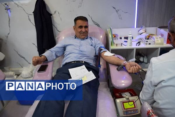 بازدید مدیر آموزش و پرورش بهاباد از پایگاه انتقال خون در بیمارستان حکیم بهابادی