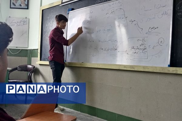 کلاس آموزش عکاسی خبری در مدرسه نمونه آیت اله خامنه‌ای