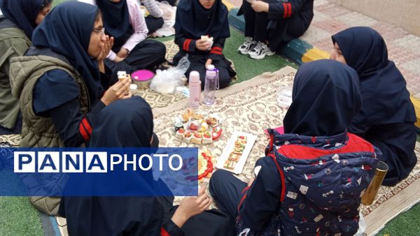 دختران شاد با صبحانه سالم در دبیرستان هیات امنایی فرزانگان ملارد