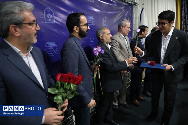 نشست صمیمی وزیر آموزش و پرورش با مدال آوران المپیادهای جهانی