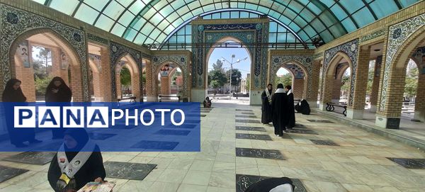 غبار روبی مزار شهدا شهرستان خلیل آباد توسط دانش آموزان بسیجی اموزشگاه مرحوم پاکدل 