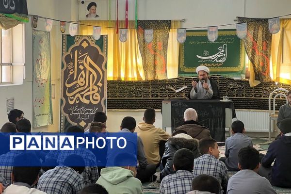 اقامه نماز جماعت و محافل انس با قرآن در مدارس فیروزکوه