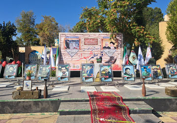 عطر ایثار و شکوه: مزار شهدا اراک غرق در گل‌های ارادت