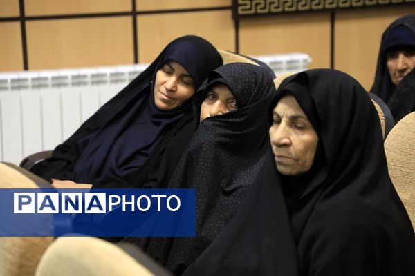 جلسه گرامیداشت و تجلیل از پدران و مادران شهدا 