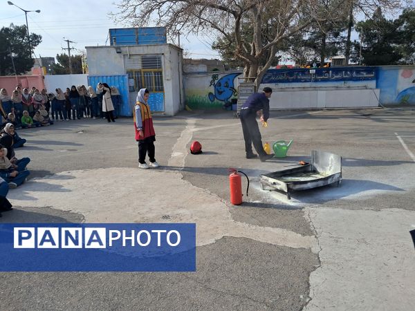 آموزش پیشگیری از مخاطرات چهارشنبه سوری در دبستان سمیه