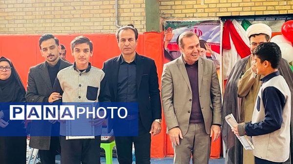 مراسم جشن انقلاب و تقدیر از دانش‌آموزان مقام‌آور مدرسه معلم