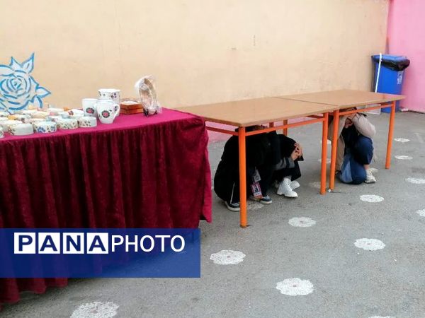 مانور زلزله و آموزش اطفای حریق و ایمن سازی در مدرسه شهید جواهری دو 