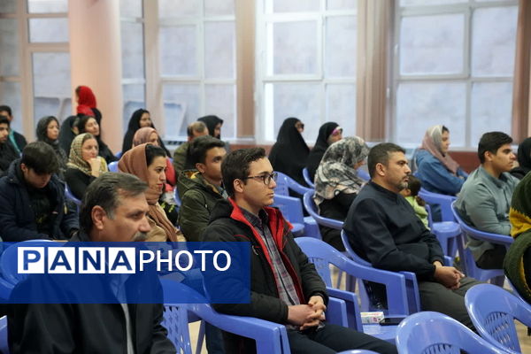  جشن ستارگان برای دانش‌آموزان رتبه‌های ‌اول تا سوم علمی در دبیرستان شاهد صارمیه ۶