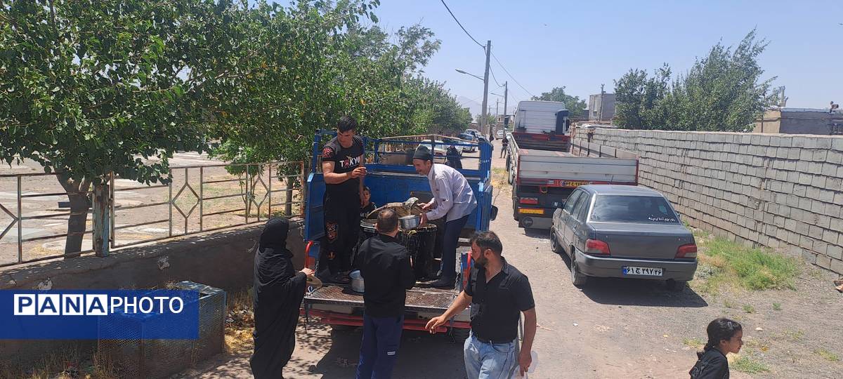 پخش نذری ظهر عاشورا در روستای حسن آباد بلهر