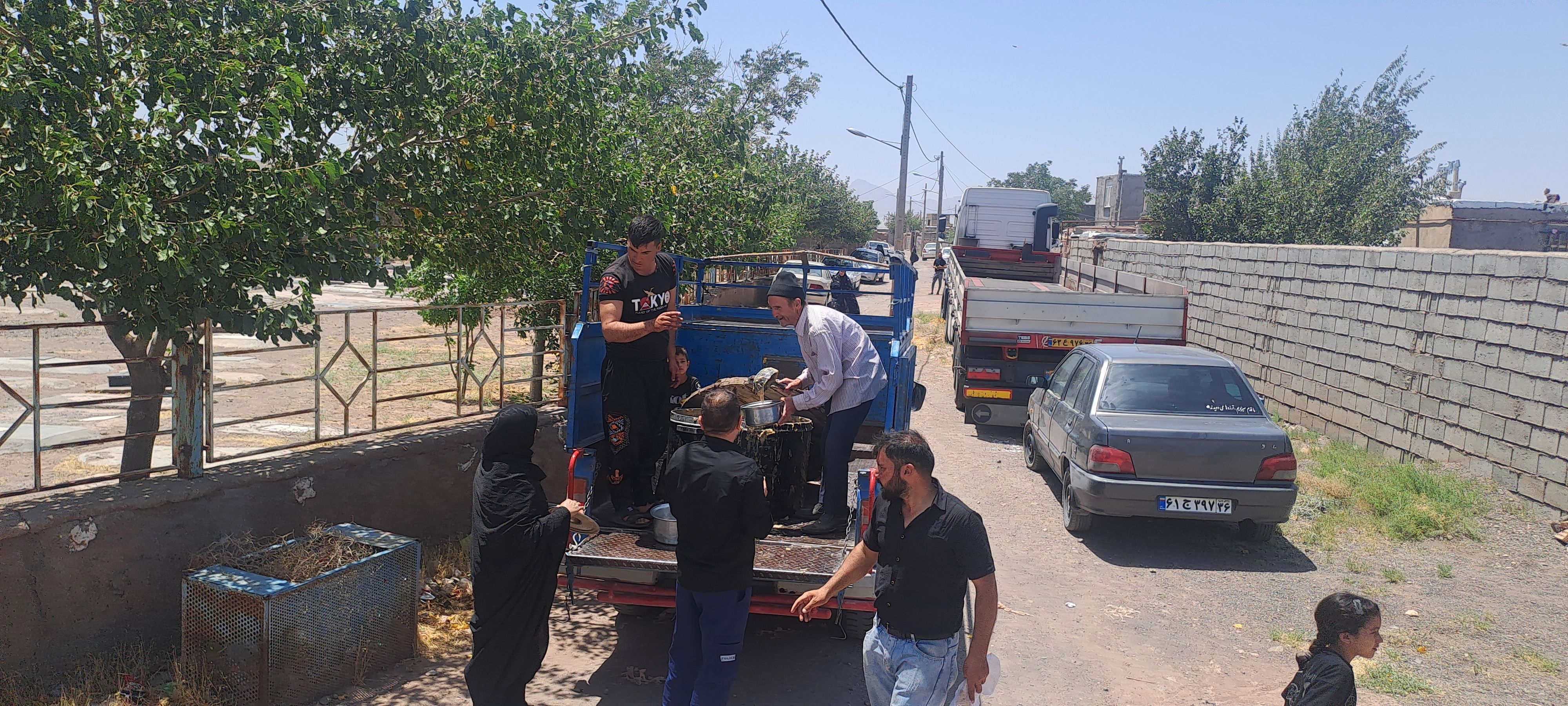 پخش نذری ظهر عاشورا در روستای حسن آباد بلهر 