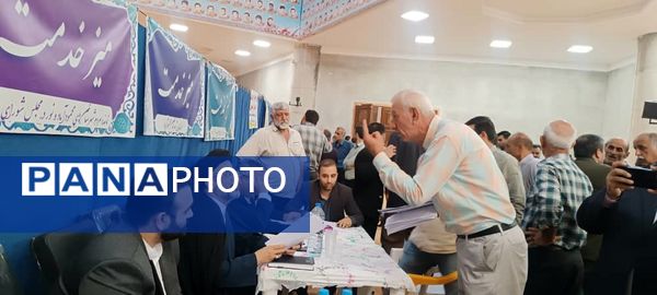 برپایی میز خدمت ادارات در مصلای نماز جمعه شهرستان محمودآباد