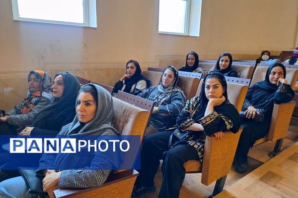 کارگاه آموزشی پیشگیری از آسیب‌های اجتماعی در آموزشگاه معارف۶ ناحیه ۳