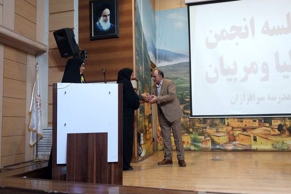 جلسه اولیا مربیان دبیرستان سرافرازان برگزار شد