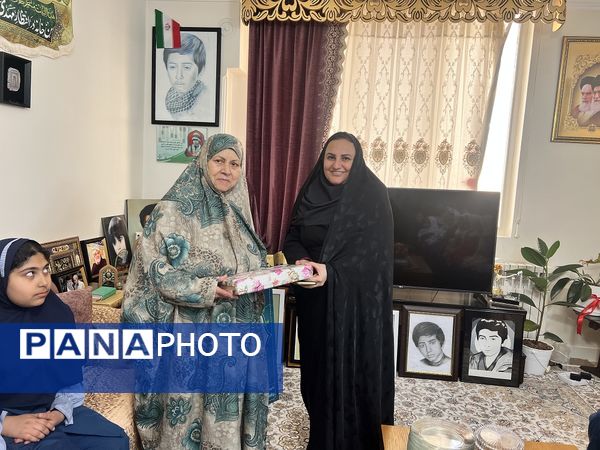 دیدار دانش‌آموزان دبستان المهدی ناحیه 2 کرج با خانواده دانش‌آموز شهید رضا پناهی