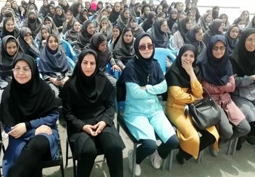 زنگی برای قدردانی و نغمه‌ای برای  معلم در دبیرستان معلم آباده
