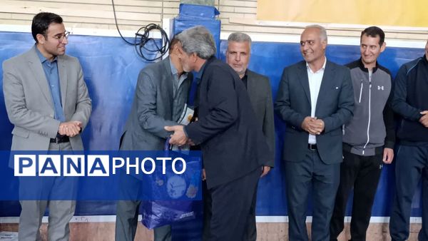 اختتامیه پرشور مسابقات فوتسال مدارس خلیل‌آباد با معرفی قهرمانان 