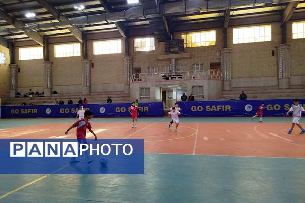 حضور دانش‌آموزان ابتدایی ناحیه دو شهرری در مسابقات فوتسال