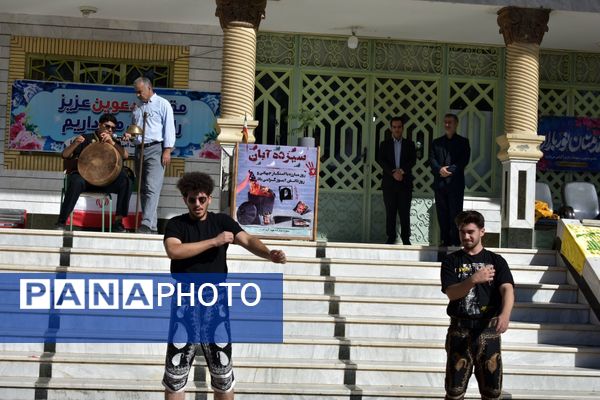 جشن روز دانش‌آموز در دبیرستان امام خمینی (ره) با حضور مسئولان، ورزشکاران و هنرمندان برگزار شد