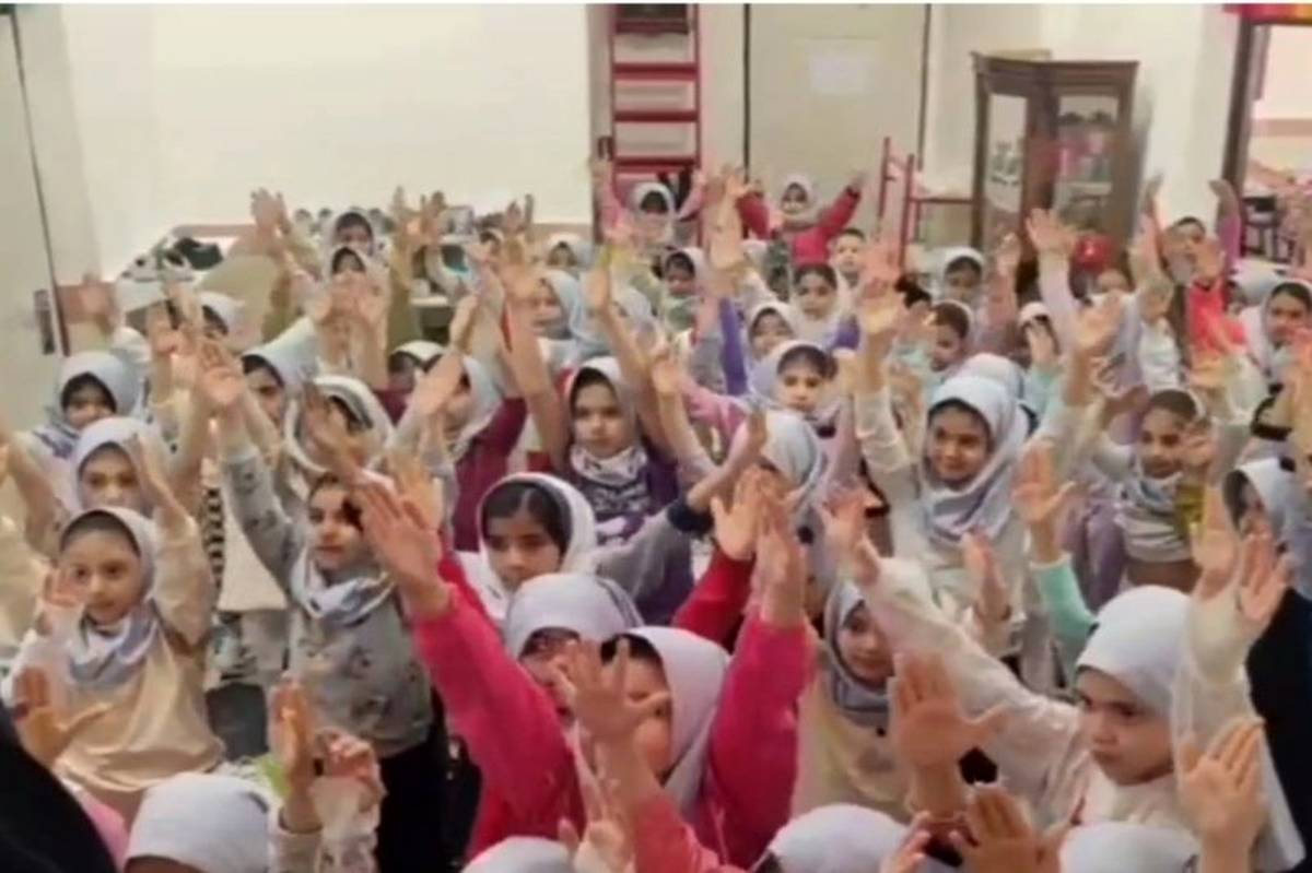 ورزش یوگا در دبستان فاطمه اهری هاشمی