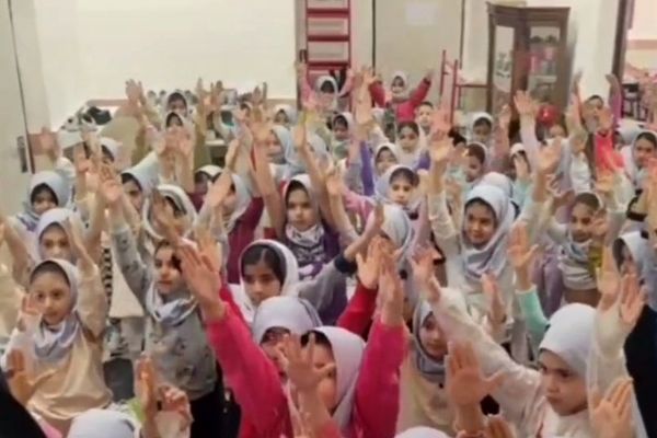 ورزش یوگا در دبستان فاطمه اهری هاشمی 