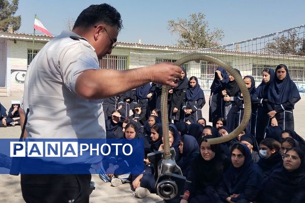 آموزش اصول اولیه آتش‌نشانی در مدرسه زکیه صباشهر