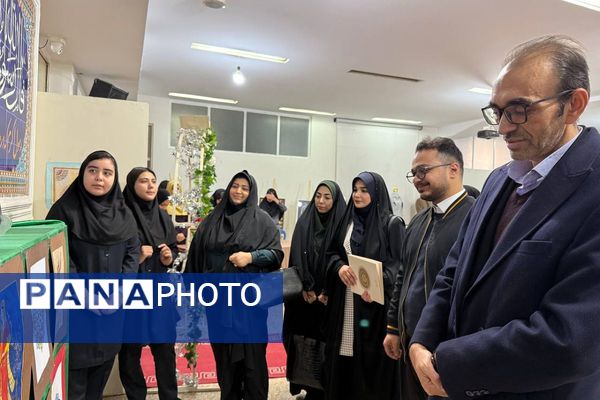 آیین افتتاحیه نمایشگاه هنری «ماها» در هنرستان شهید تاجیک بهارستان‌دو