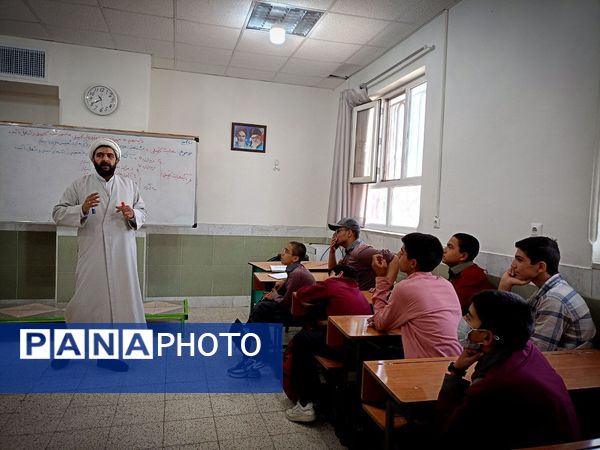 اولین جلسه هدایت تحصیلی دانش آموزان پایه نهمی دبیرستان میثاق
