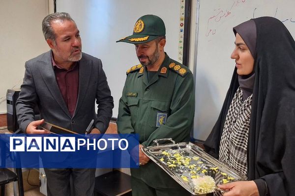 مزین کردن کلاس مدارس به نام شهدا با حضور مدیر آموزش و پرورش ناحیه دو شهرری 